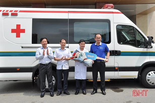 BIDV tặng xe cứu thương cho Bệnh viện Đa khoa tỉnh Hà Tĩnh