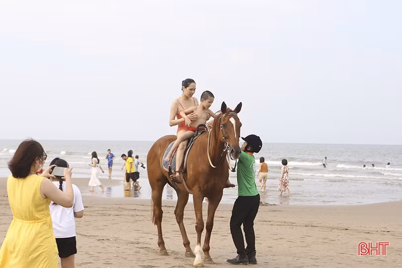 Các bãi biển Hà Tĩnh “kín người” ngày đầu kỳ nghỉ lễ