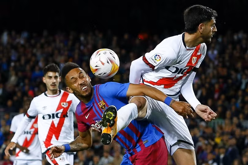 Barca đưa Real đến sát ngôi vô địch La Liga