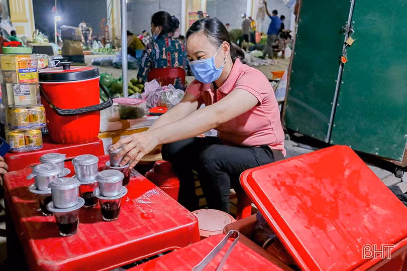 Chợ đêm nông sản Bình Hương nhộn nhịp, hút khách dịp nghỉ lễ