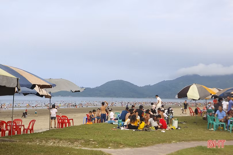 Các bãi biển Hà Tĩnh “kín người” ngày đầu kỳ nghỉ lễ