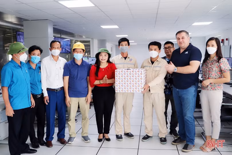 10 công nhân lao động tiêu biểu được huyện Vũ Quang khen thưởng