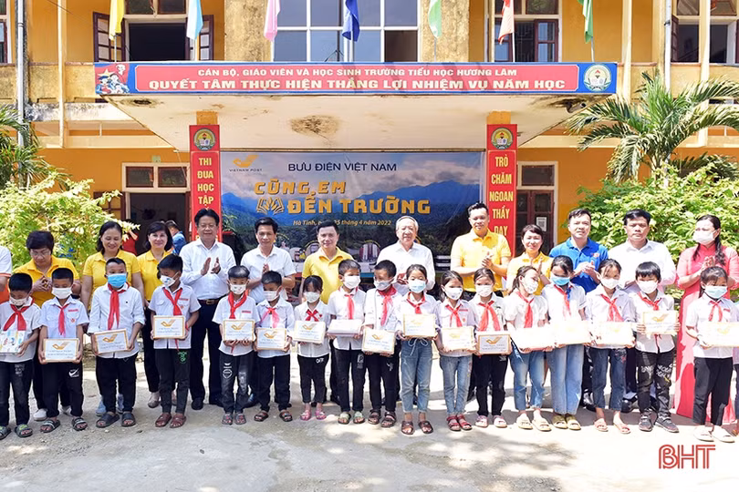 Bưu điện Việt Nam tiếp sức học sinh miền núi Hà Tĩnh đến trường