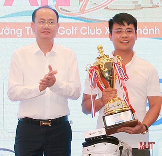 Quyên góp 300 triệu đồng gây quỹ từ thiện từ Giải Golf Nghi Xuân “Summer beach 2022”
