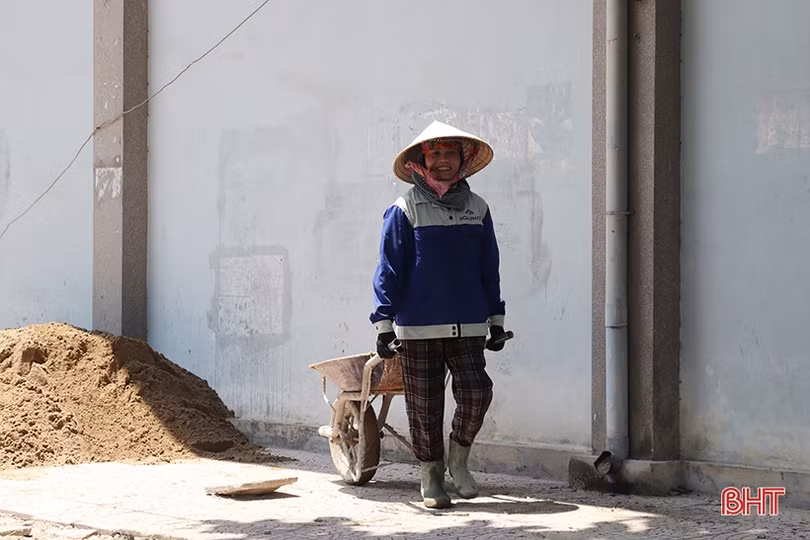 Mưu sinh dưới nắng gắt đầu hè ở Hà Tĩnh