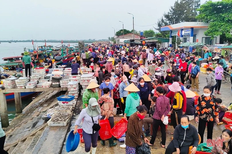 Ngư dân “vui như hội” mùa du lịch biển Hà Tĩnh