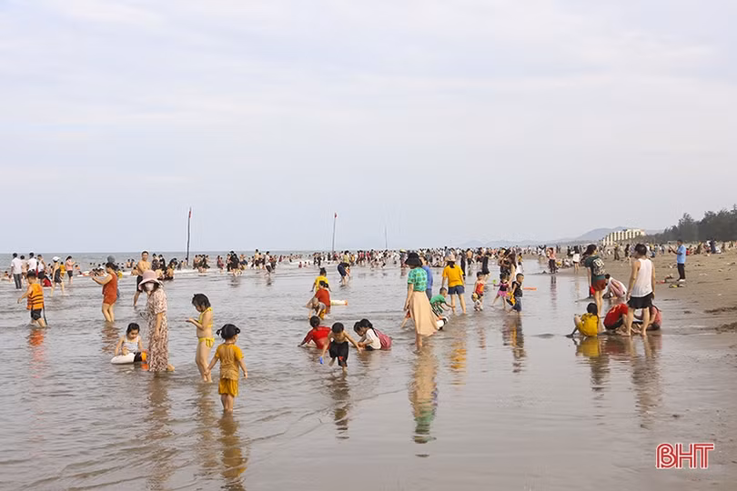 Các bãi biển Hà Tĩnh “kín người” ngày đầu kỳ nghỉ lễ