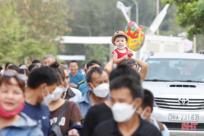 Du khách nườm nượp đổ về Thiên Cầm dự Lễ hội du lịch biển Hà Tĩnh