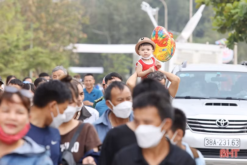 Du khách nườm nượp đổ về Thiên Cầm dự Lễ hội du lịch biển Hà Tĩnh