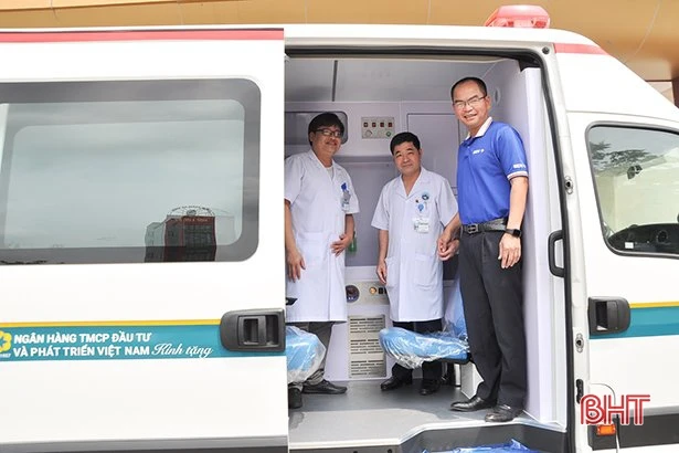 BIDV tặng xe cứu thương cho Bệnh viện Đa khoa tỉnh Hà Tĩnh
