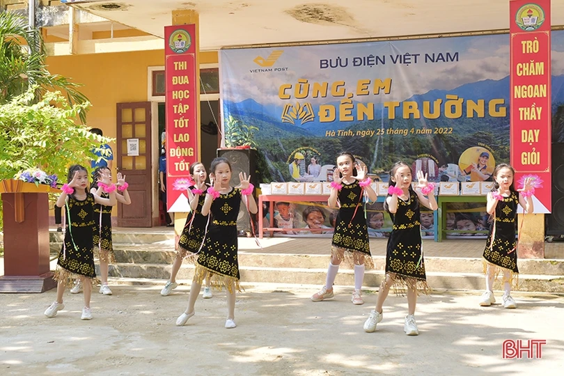 Bưu điện Việt Nam tiếp sức học sinh miền núi Hà Tĩnh đến trường