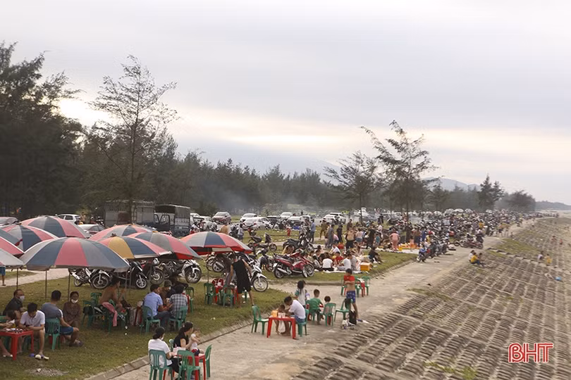 Các bãi biển Hà Tĩnh “kín người” ngày đầu kỳ nghỉ lễ