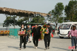 Du khách nườm nượp đổ về đền Chợ Củi trước lễ giỗ Quan Hoàng Mười