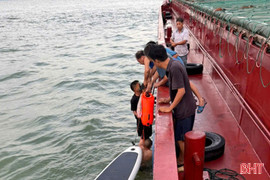 2 bố con được cứu sống sau một đêm lênh đênh trên biển