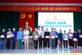 Trao 100 suất quà cho các gia đình khó khăn bị ảnh hưởng do bão