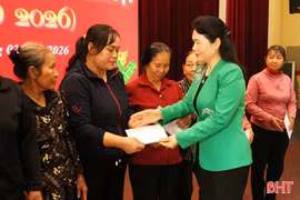 Gần 700 suất quà Tết đến với người nghèo