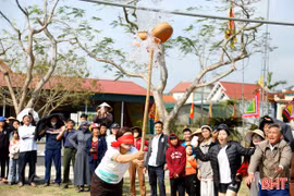 Cười sảng khoái với các trò chơi độc đáo ở đình Hoa Vân Hải