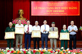 Trao tặng Huy hiệu Đảng cho 113 đảng viên ở Nghi Xuân