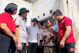 Hội Chữ thập đỏ Việt Nam hỗ trợ các hộ dân Hà Tĩnh bị thiệt hại do bão 