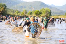 Hàng trăm "nơm thủ" tranh tài tại Lễ hội đánh cá Vực Rào