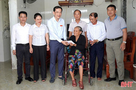 Hỗ trợ 205 triệu đồng cho người dân bị thiệt hại do bão ở Nghi Xuân