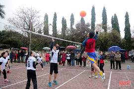 Hơn 200 vận động viên tranh tài bóng chuyền hơi nam - nữ huyện Nghi Xuân