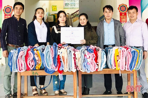 Người dân Hà Tĩnh tiếp tục nhận nhiều sự ủng hộ khắc phục hậu quả mưa lũ