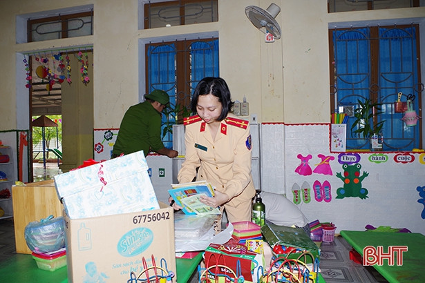 Lực lượng vũ trang Hà Tĩnh hỗ trợ dọn dẹp vệ sinh trường học sau lũ