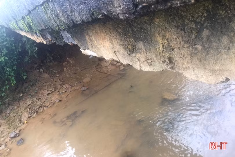 Đá “bất thình lình” rớt, cầu “liêu xiêu” trên nhiều tuyến giao thông ở Kỳ Anh