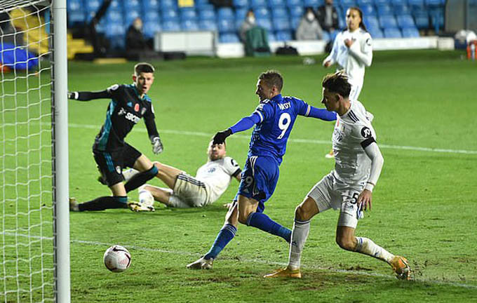 Kết quả Leeds 1-4 Leicester: Quật ngã thầy trò Bielsa, “Bầy cáo” leo lên nhì bảng