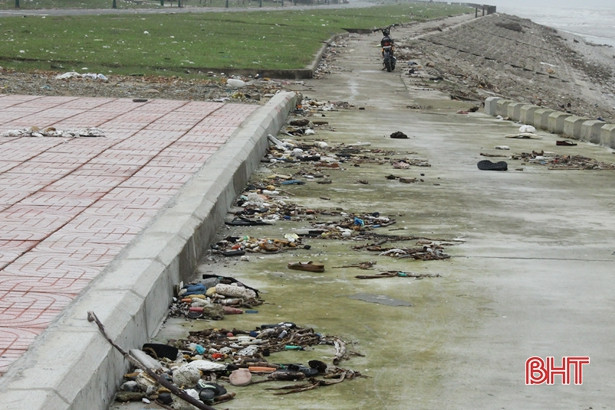 Lũ rút, rác bám dày bờ biển Lộc Hà