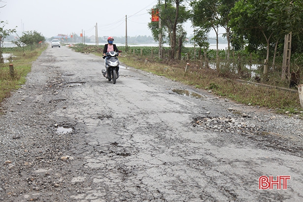 Sau mưa lũ, nhiều tuyến đường ở Can Lộc hư hỏng nặng