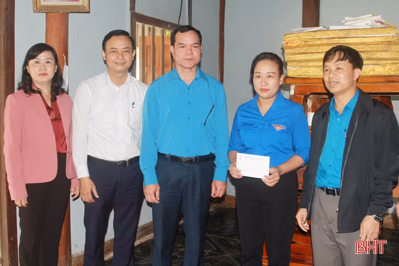 Tổng LĐLĐ Việt Nam ủng hộ đồng bào lũ lụt Hà Tĩnh 500 triệu đồng