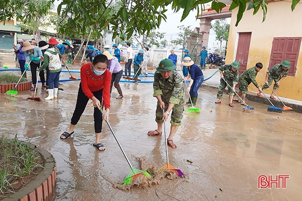 Lực lượng vũ trang Hà Tĩnh hỗ trợ dọn dẹp vệ sinh trường học sau lũ