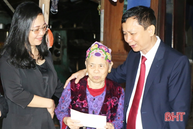 Người dân Hà Tĩnh tiếp tục nhận nhiều sự ủng hộ khắc phục hậu quả mưa lũ