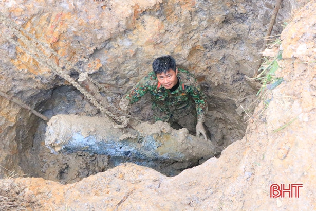 Bộ CHQS Hà Tĩnh phối hợp hủy nổ an toàn 2 quả bom sót lại sau chiến tranh