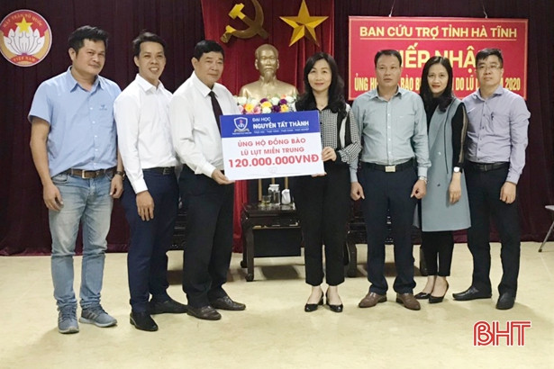 Người dân Hà Tĩnh tiếp tục nhận nhiều sự ủng hộ khắc phục hậu quả mưa lũ
