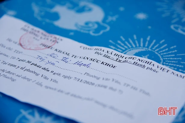 Khám, cấp phát thuốc, tặng quà cho người dân vùng lũ Hà Tĩnh