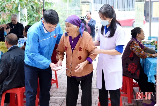 Khám, cấp phát thuốc, tặng quà cho người dân vùng lũ Hà Tĩnh