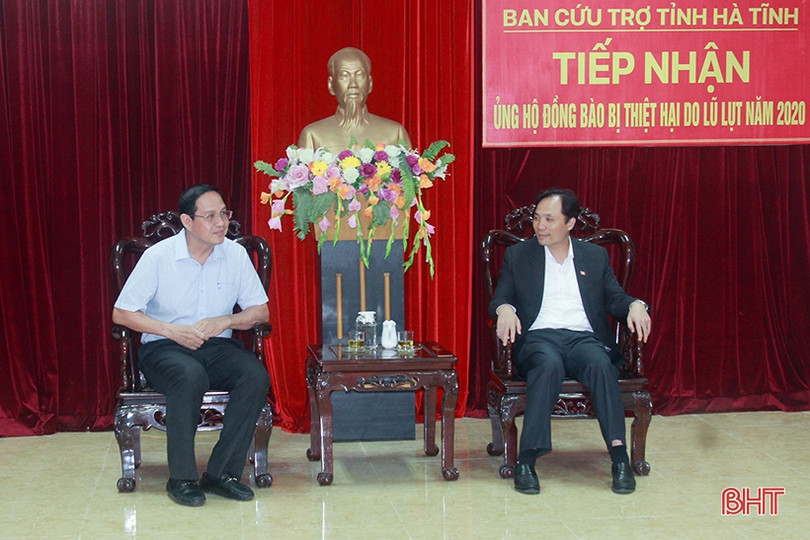 Tập đoàn Cao su Việt Nam hỗ trợ người dân vùng lũ Hà Tĩnh 300 triệu đồng