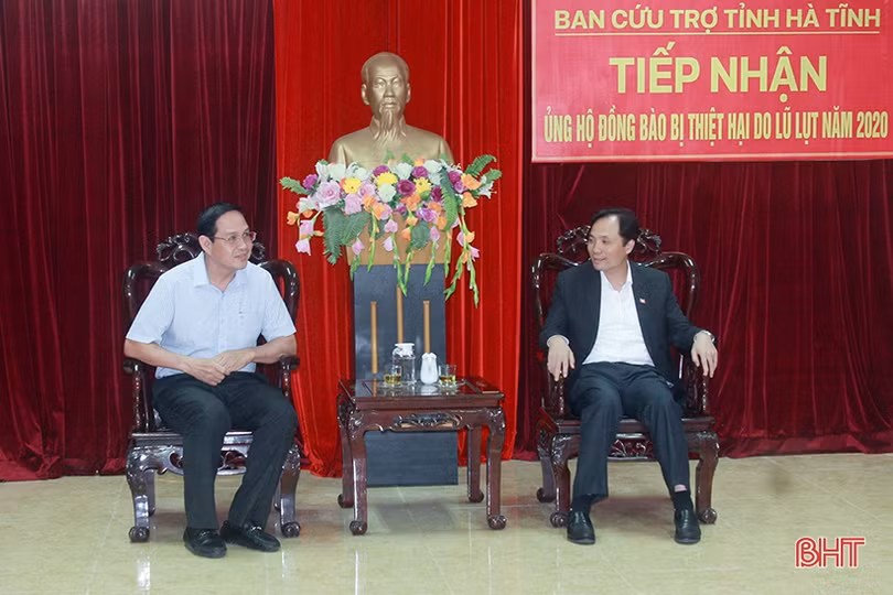 Tập đoàn Cao su Việt Nam hỗ trợ người dân vùng lũ Hà Tĩnh 300 triệu đồng
