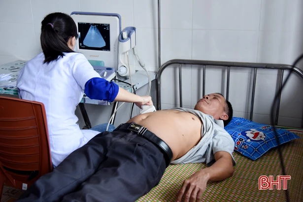 Khám, cấp phát thuốc, tặng quà cho người dân vùng lũ Hà Tĩnh