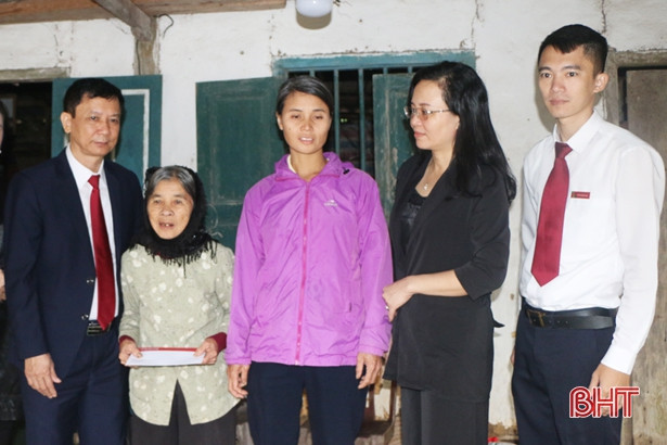 Người dân Hà Tĩnh tiếp tục nhận nhiều sự ủng hộ khắc phục hậu quả mưa lũ