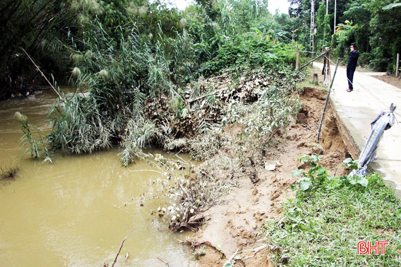 Sạt lở bờ sông uy hiếp khu dân cư ở huyện miền núi Hà Tĩnh