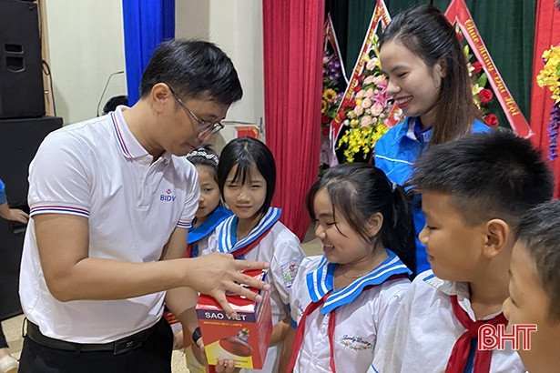 5.000 con gà giống của BIDV Việt Nam đến với thiếu nhi vùng lũ Hà Tĩnh