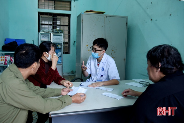 Khám, cấp phát thuốc, tặng quà cho người dân vùng lũ Hà Tĩnh