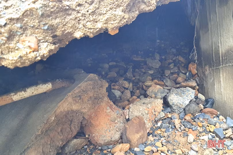 Đá “bất thình lình” rớt, cầu “liêu xiêu” trên nhiều tuyến giao thông ở Kỳ Anh