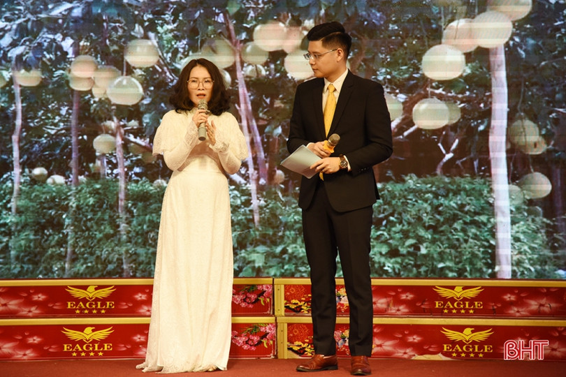 Cô giáo Hà Tĩnh dành số tiền ra mắt tập thơ mới để hỗ trợ học sinh nghèo vùng lũ