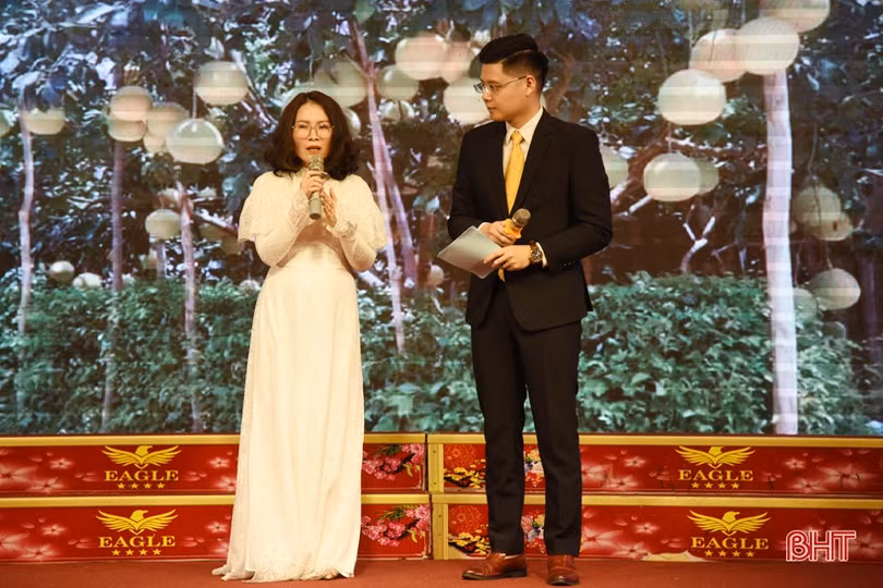 Cô giáo Hà Tĩnh dành số tiền ra mắt tập thơ mới để hỗ trợ học sinh nghèo vùng lũ