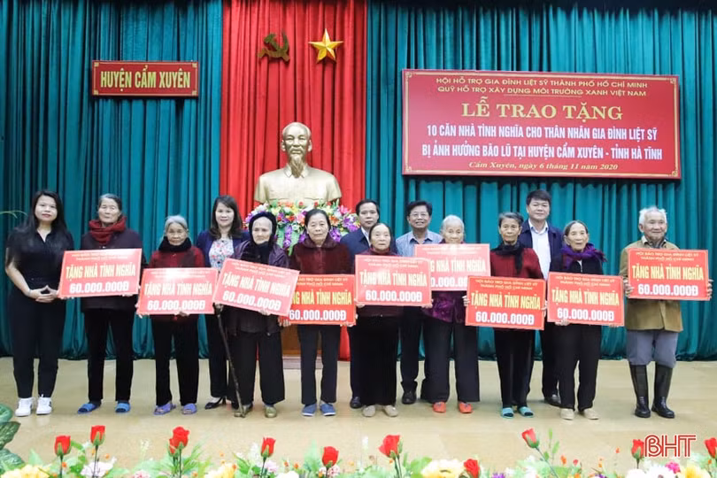 Hội đồng hương Cẩm Xuyên tại TP Hồ Chí Minh trao quà cho đồng bào vùng lũ